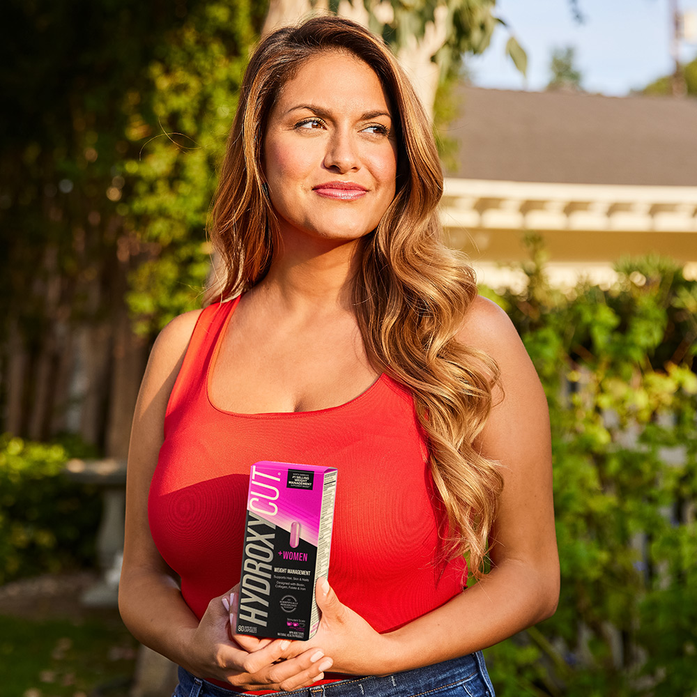 Success Story BrieAnna holding a bottle of Hydroxycut +Women